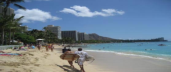 Oahu-Waikiki-beach-surfers